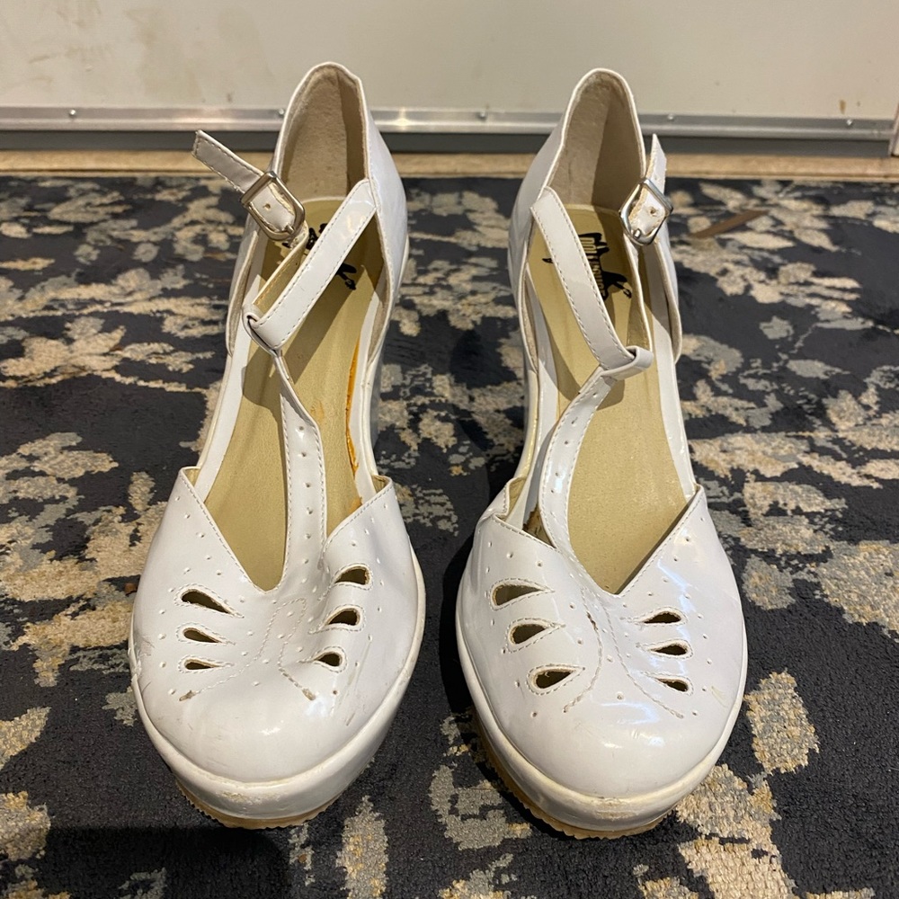 VTG Y2K Dollhouse “Abigail” White T-Strap Platform Wedge Shoes Size 9